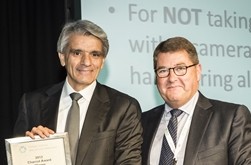 Dr Stephen Hauser holds his award, next to Professor Alan Thompson