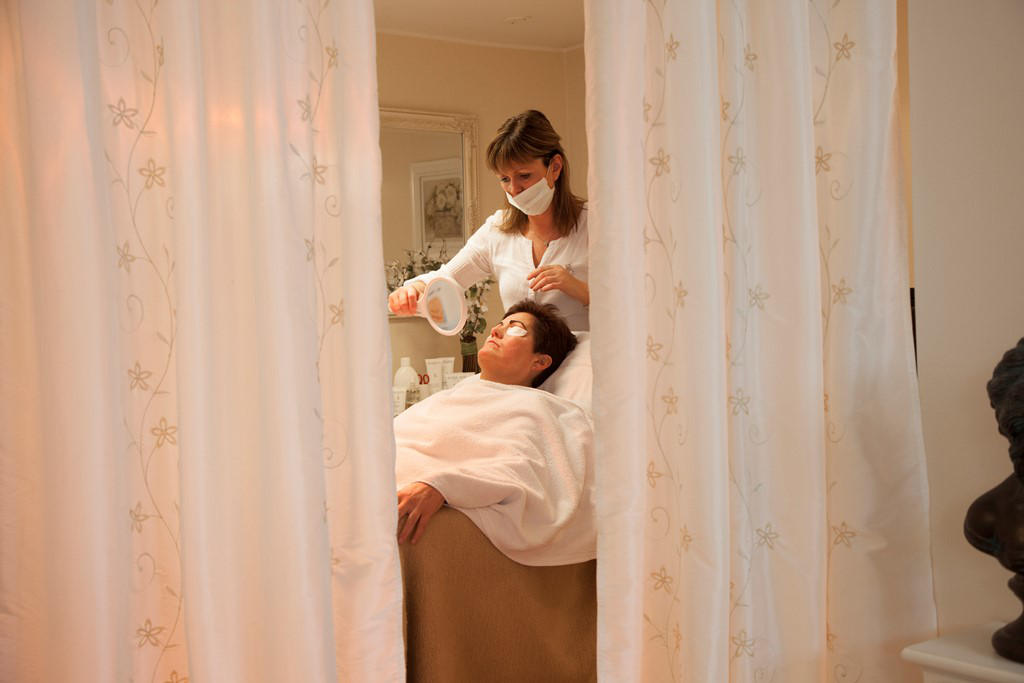 A woman with MS in Iceland with a beautician