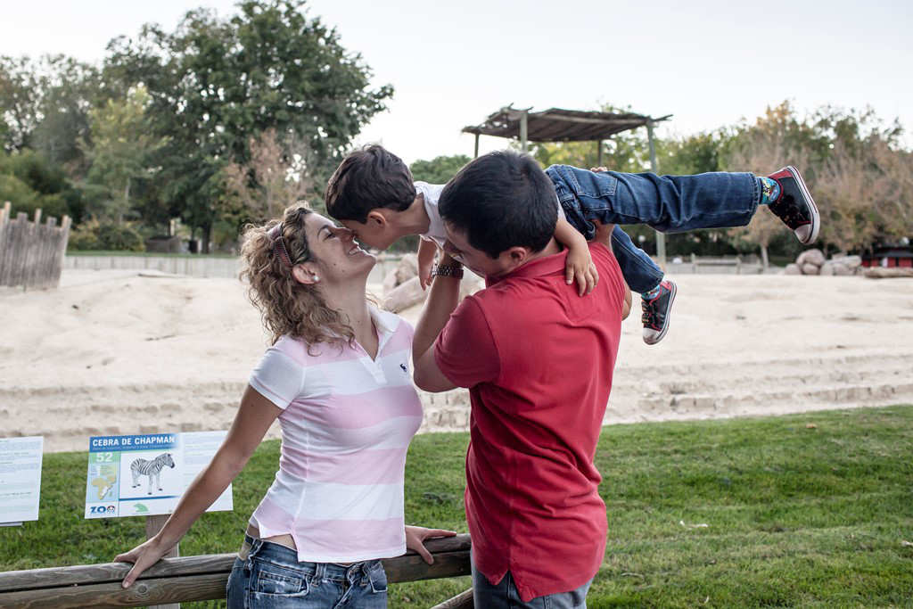 Almudena and her husband play with their young son at the zoo